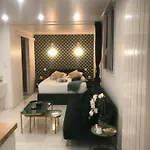 Melanie - Emerald Serenity In Nanterre