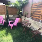 Melanie - Emerald Serenity In Apartment Nanterre