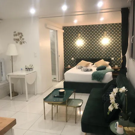 Melanie - Emerald Serenity In Apartment Nanterre